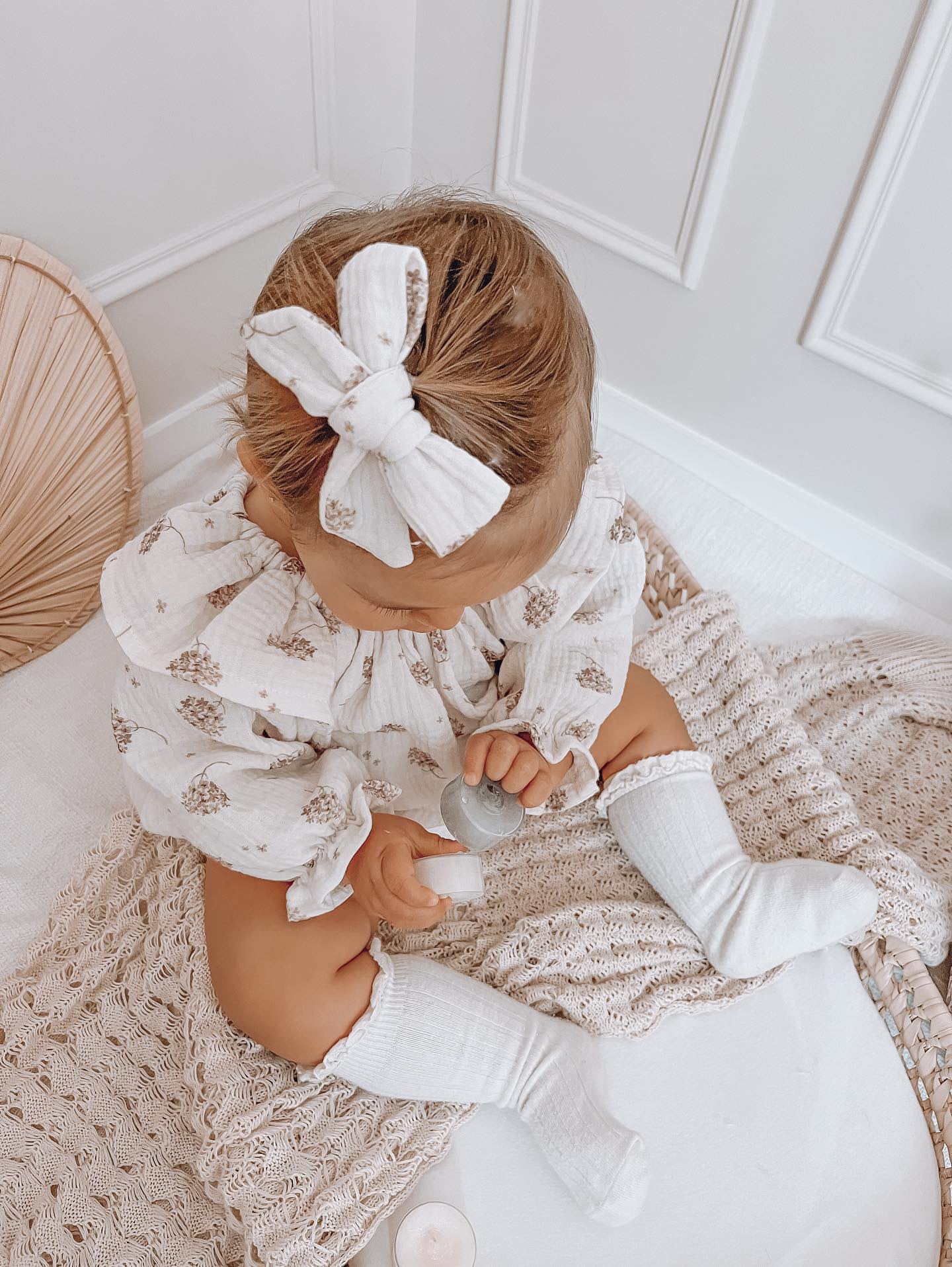 Boucle nouée sur bandeau ou barrette - bébé fille et enfant - biais - blanc